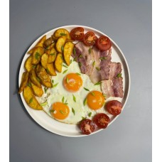 Яичница с картофелем дольками беконом и помидорами